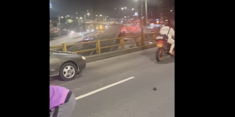 Grave accidente en Bogotá en vía elevada deja un herido y un fallecido que cayó desde el puente tras fuerte impacto entre motocicleta y bicicleta 